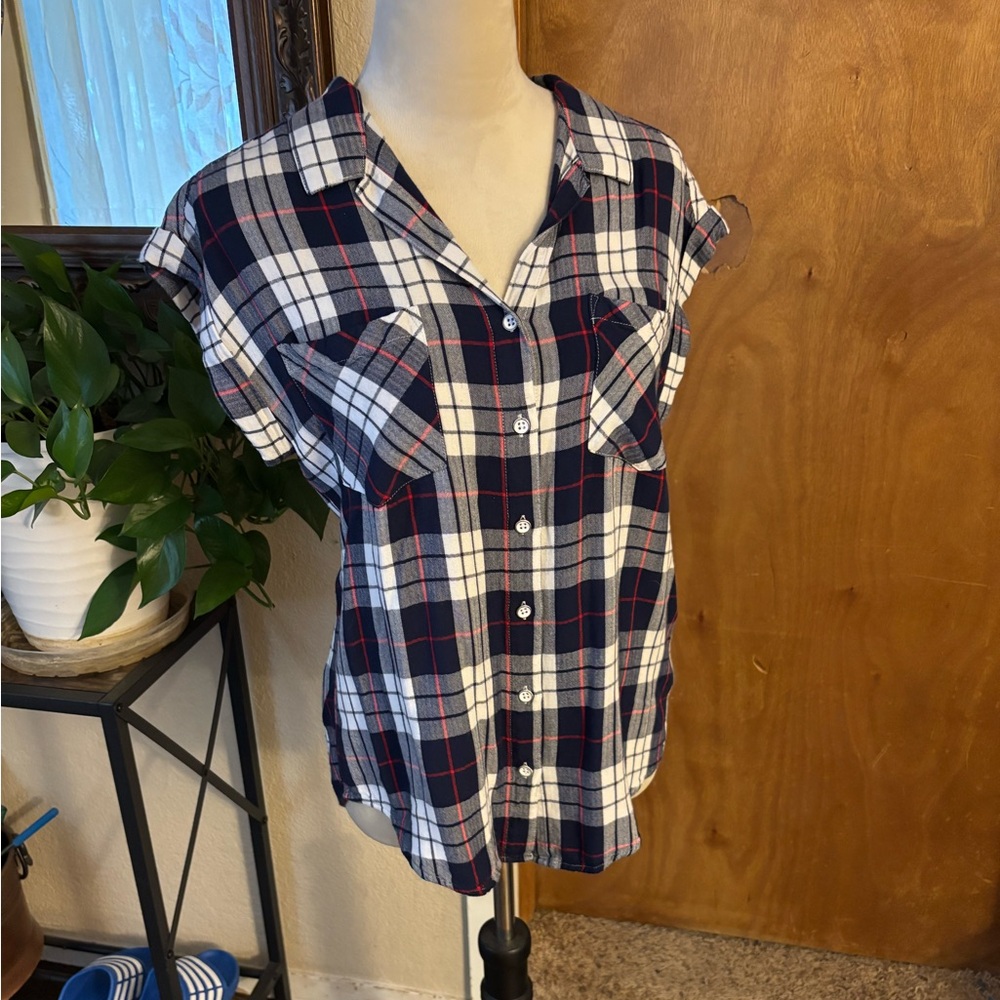 Plaid button up
Women’s size Medium